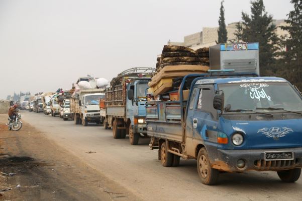 عربات تحمل متعلقات أناس فارين من معرة النعمان يوم 24 ديسمبر 2019. تصوير: محمود حسانو - رويترز